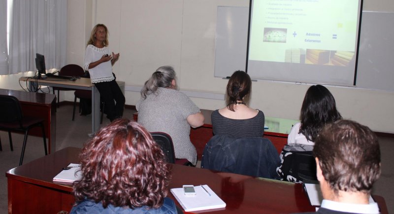 Académica de la UPM expuso sobre las ventajas del uso de materiales naturales en la construcción