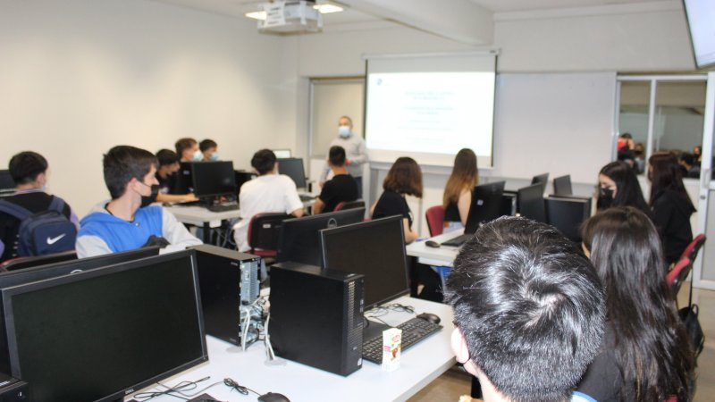 Un día en los laboratorios: así fue la visita de un colegio de San Bernardo