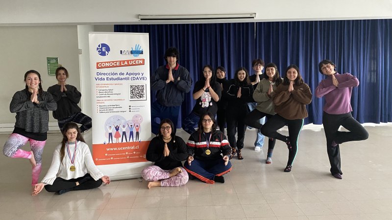 Profesora Valeria Espinoza se despide del taller de Yoga