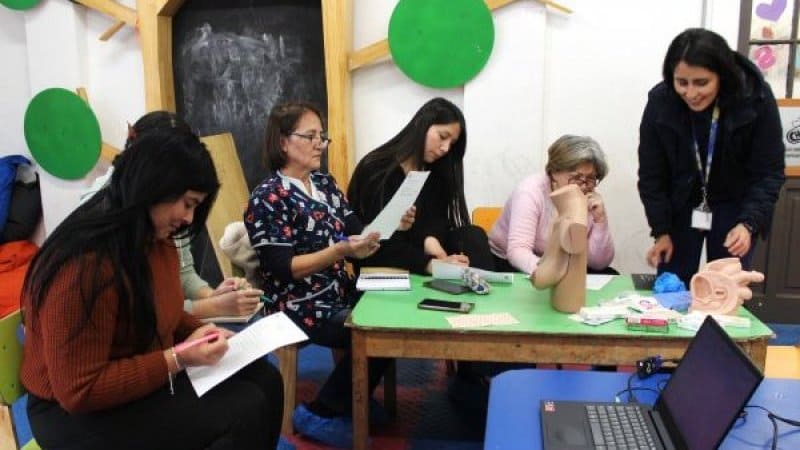 Estudiantes de enfermería capacitan en primeros auxilios a cuidadoras de Hogar Casa Santa Catalina