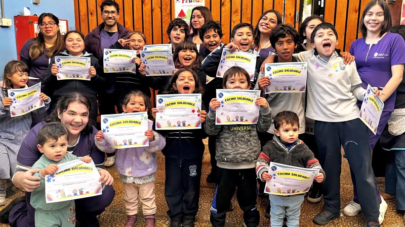 Nutricionistas en acción: Estudiantes de la carrera realizan taller de cocina saludable para niñas y niños