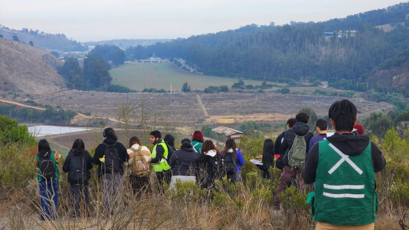Estudiantes de 2º año de Ingeniería Civil en Minas y Geología visitan zona de Lo Abarca en Santo Domingo