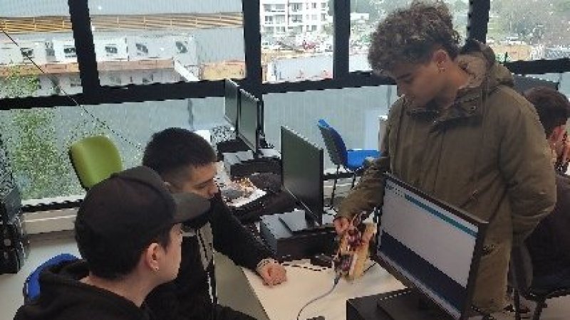 Estudiantes ponen en práctica aplicaciones de sistemas inteligentes y automatización