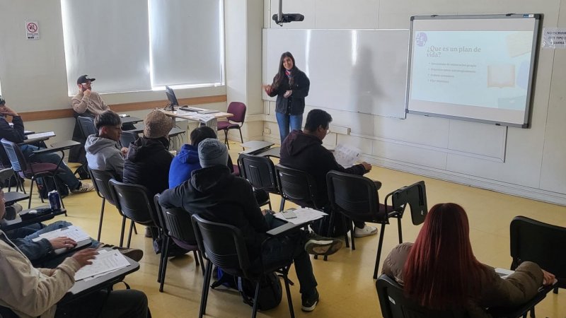Carreras de Ingeniería Civil en Obras Civiles e Ingeniería en Construcción realizan taller de inscripción de asignaturas