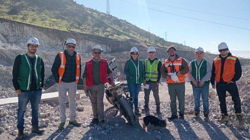 Estudiantes son recibidos por la empresa Sercal SpA para visitar Mina San José en Lampa