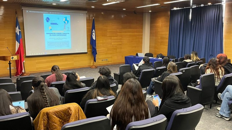 Estudiantes de Ciencia Política y Sociología protagonizaron seminario sobre el mundo contemporáneo