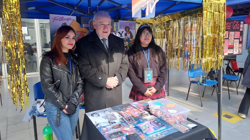 Estudiantes de Publicidad llenaron de creatividad nostálgica GHU con exposición sobre las últimas décadas