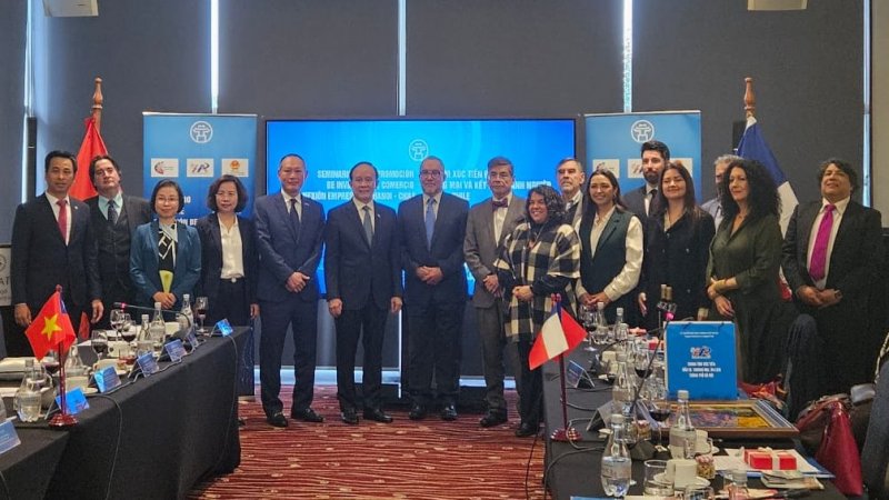 Luis Riveros expuso sobre economía internacional en reunión de comercio entre Vietnam y Chile