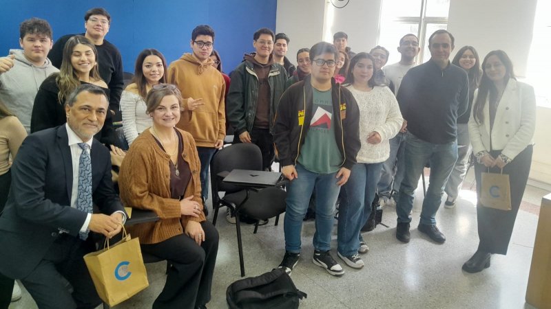 Egresados/as del Magíster en Derecho Público comparten experiencias con estudiantes de pregrado