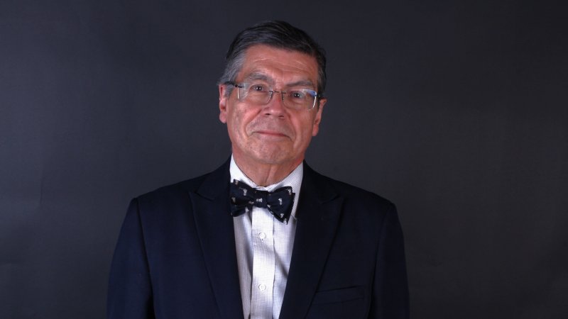 Decano Luis Riveros Cornejo recibió dos importantes reconocimientos por su trabajo en educación superior