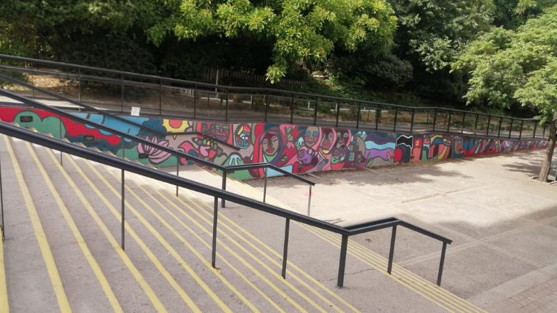 Arte y diálogo en la U. Central: estudiantes lideran proyecto de coloridos murales en campus de VKs