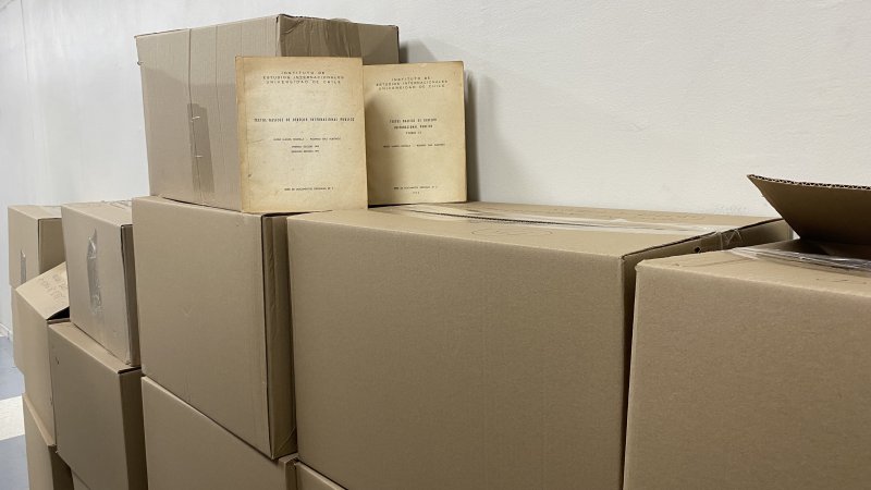 Familia de Hugo Llanos dona su biblioteca personal a la UCEN