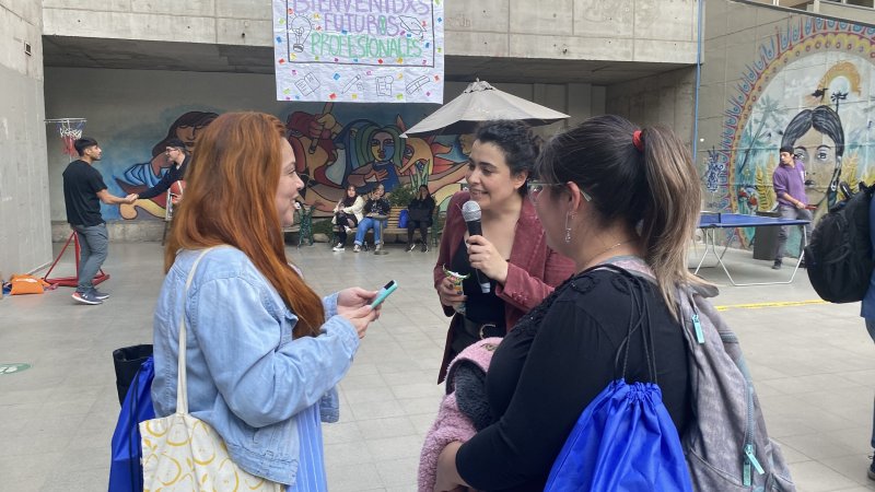 Estudiantes vespertinos/as viven la Feria de Servicios y Beneficios UCEN