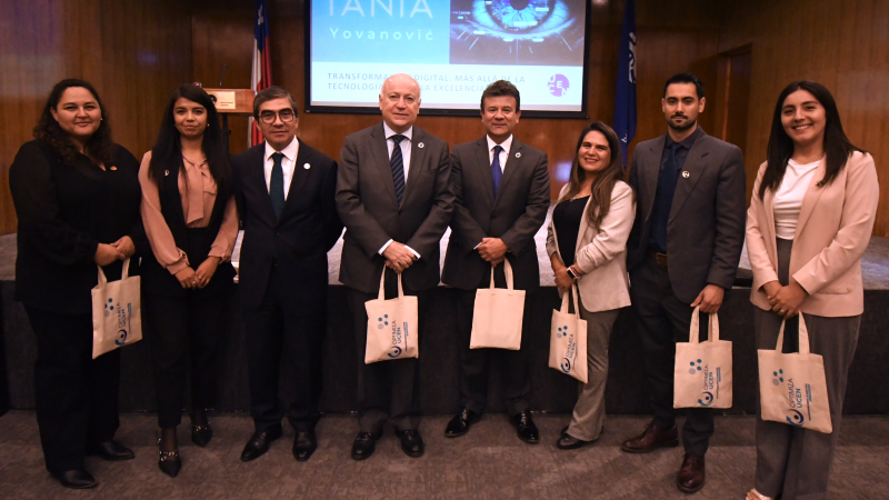 Equipo regional participa en el lanzamiento de Optimiza UCEN realizado en sede Santiago