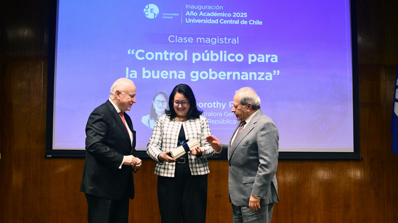 UCEN inauguró su Año Académico 2025 con clase magistral de la contralora Dorothy Pérez